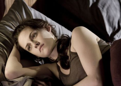 2008-11-16-twilight_bella_bed.jpg