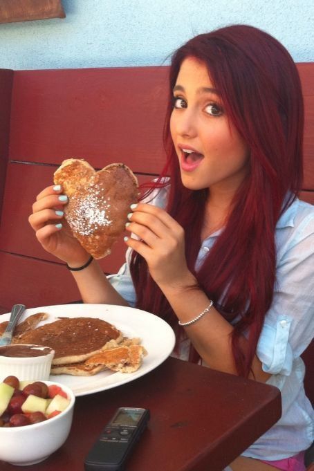 adorable-ariana-grande-beauty-blue-blush-favim.com-210099.jpg