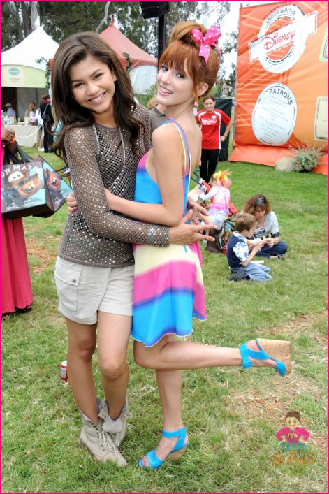 zendaya-coleman-bella-thorne-2011-heroes-celebrity-picnic-cuties-8.jpg